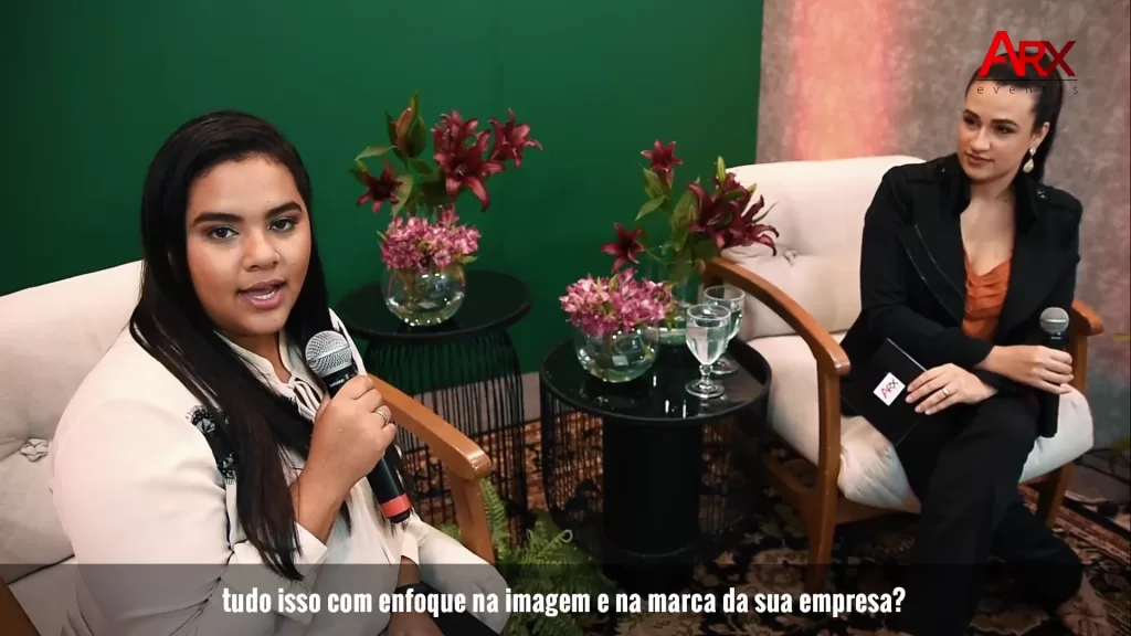 O estúdio é ideal para produções de vídeos comerciais, corporativos, ensino a distância, vídeos de produtos/serviços, videoclipes, youtubers e qualquer outro tipo de produção que necessite de um local pronto para produzir. Nas dependências do estúdio temos recepção, banheiros, copa de apoio, área de café, espaço para lanche, sala vip, ar condicionado e Wi-Fi gratuito.